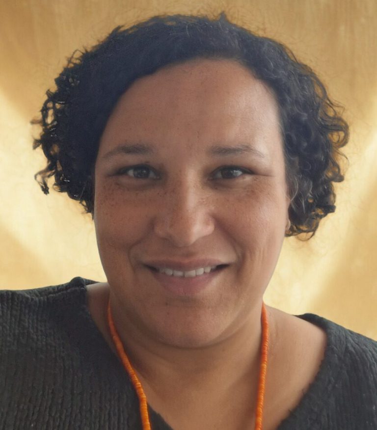 Geboren 1976 in Berlin, verheiratet, Mutter eines Kindes